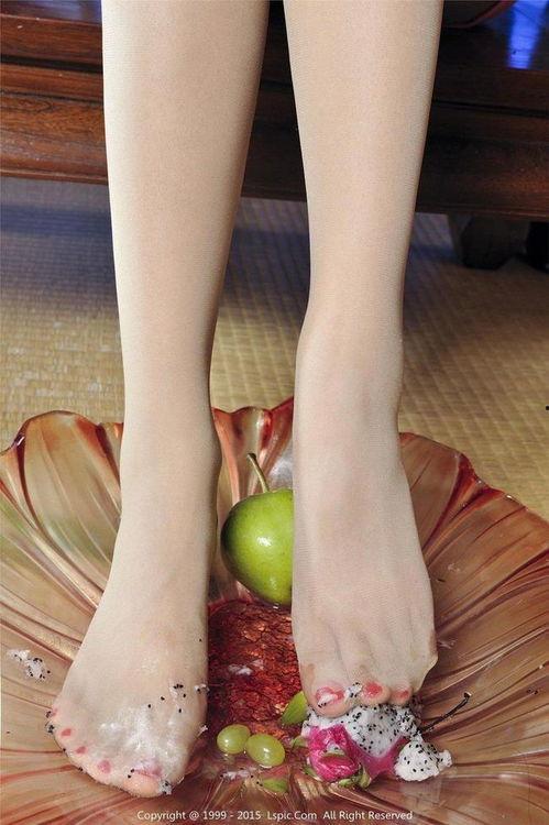 吃美女丝袜脚踩食物,美食与美足的激情碰撞